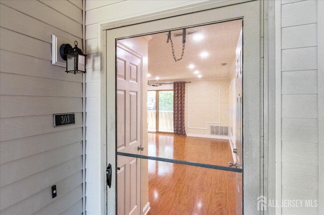 Building Photo - 303 Ravens Crest Dr