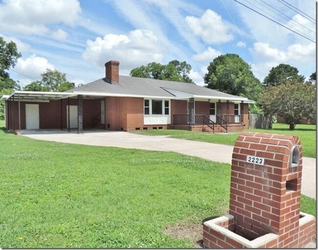 Foto del edificio - 2223 Imperial Ave E