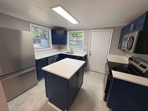 Building Photo - 1106 E Magnolia Ave