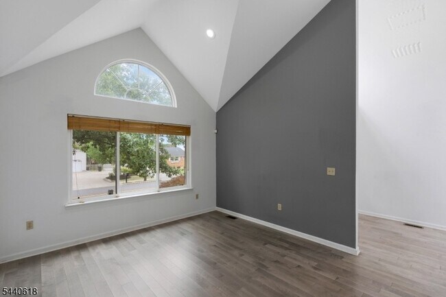 Building Photo - 450 Vanderveer Rd
