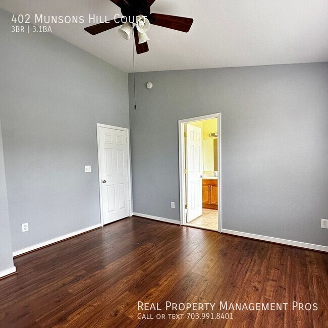 Foto del edificio - 402 Munsons Hill Ct