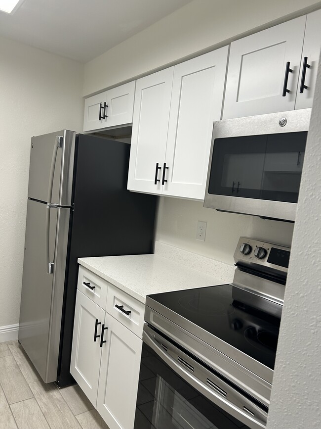 Foto del edificio - 9105 Tudor Dr