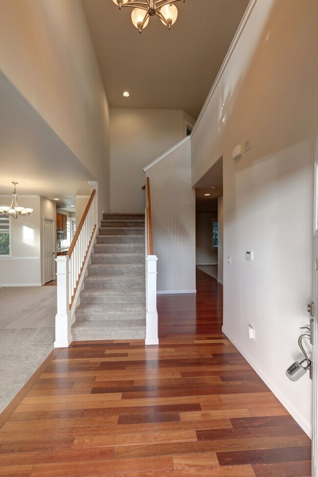 Foto del edificio - Well Maintained House Tucked Away on Dead-End Street Available!