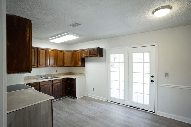 Foto del edificio - 3321 Young Forest Dr