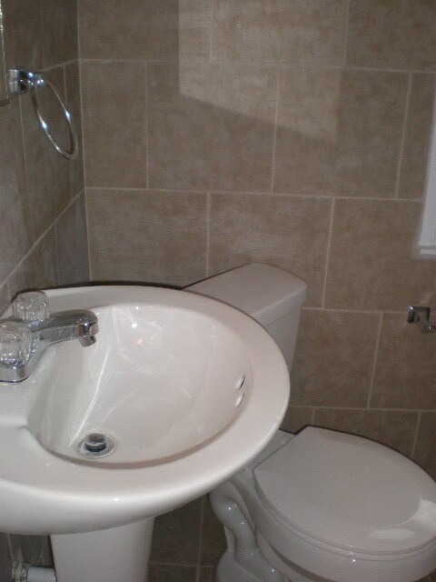 Foto del edificio - 3 Bed 2 Bath Apartment in the West End of ...