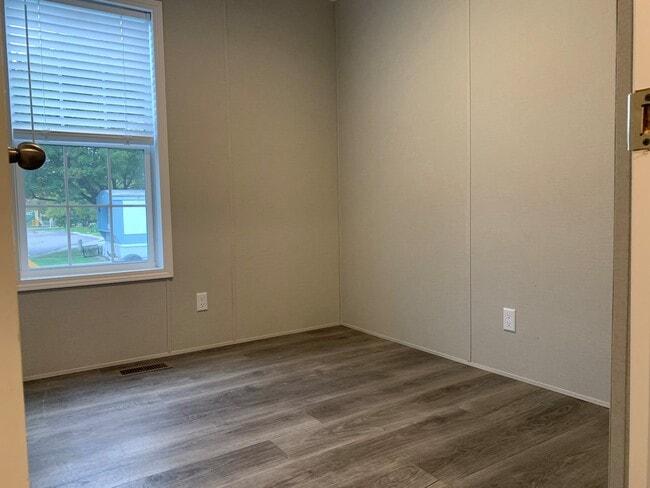 Building Photo - 115 Desander Dr