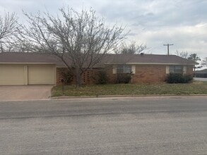 Building Photo - 950 Piedmont Dr