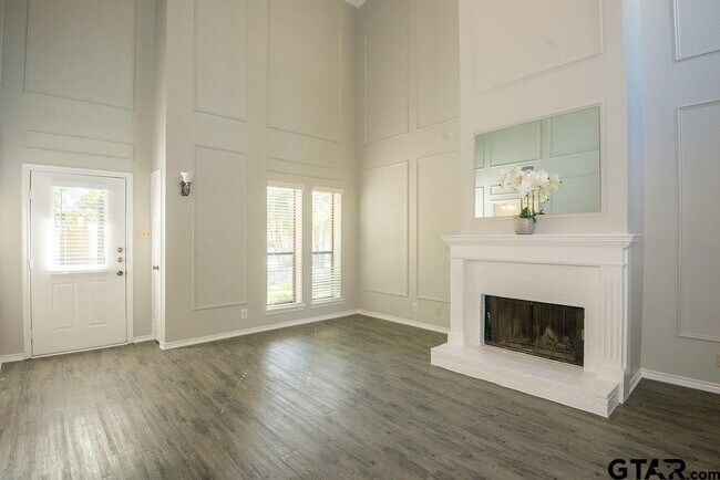 Building Photo - 5915 Hollytree Dr