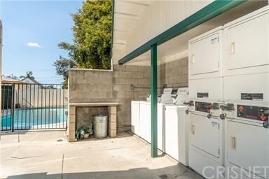 Building Photo - 4915 Beverly Blvd
