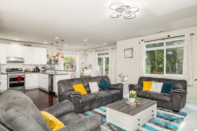 Foto del edificio - Gorgeous Modern Craftsman in Outlook Ridge...