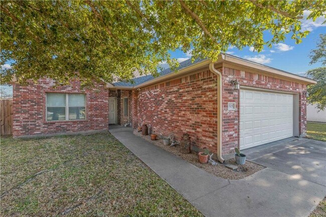 Foto del edificio - Available August 2026! Spacious 4 Bed House in South College Station!