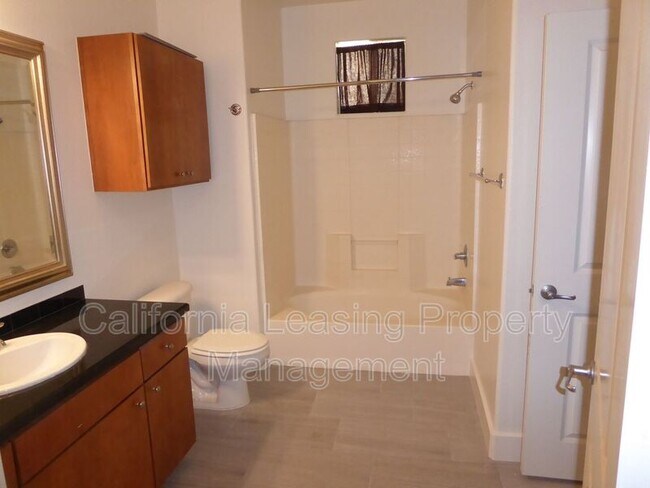 Foto del edificio - 24505 Town Center Dr