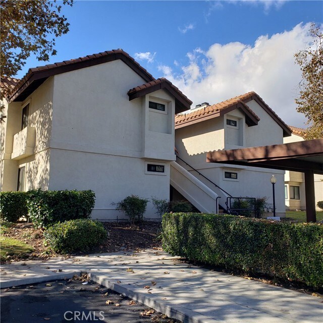 Building Photo - 8325 Vineyard Ave