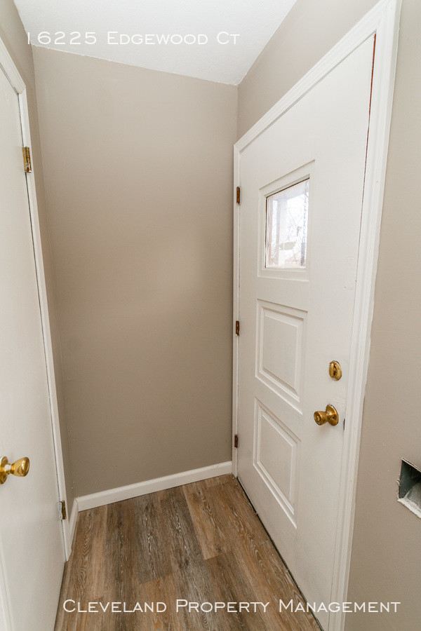 Building Photo - 2 Bedroom Townhome