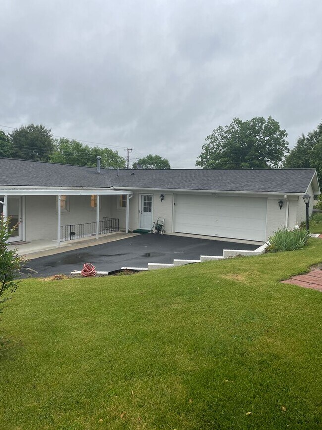 Foto del edificio - 4 BR 3 BA house on corner lot