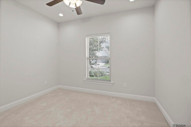 Foto del edificio - 471 Lake Breeze Dr