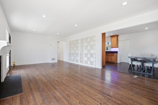 Foto del edificio - Beautifully Renovated 3 Bedroom Home in Beverlywood Adjacent