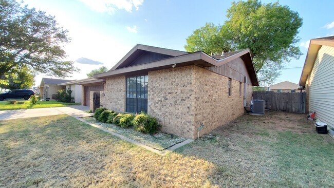 Building Photo - 2042 Magill St