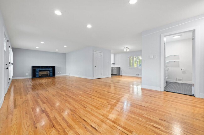 Foto del edificio - Available NOW! 4 Bedroom 3 Bath Beautiful Home