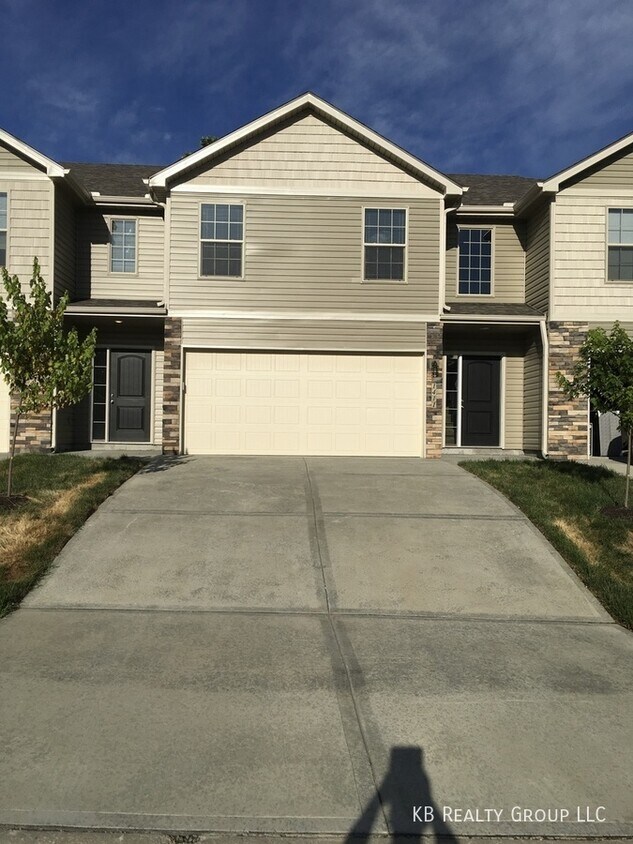 1411 NE Mary Ct, Grain Valley, MO 64029 Townhome Rentals in Grain