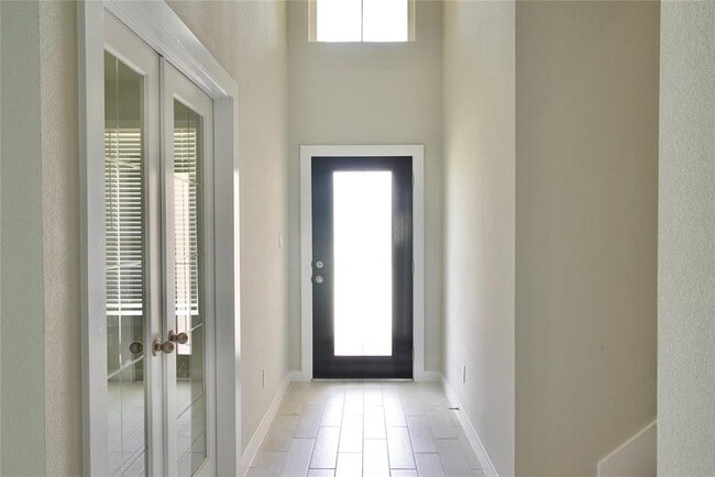 Building Photo - 3207 Tilley Dr