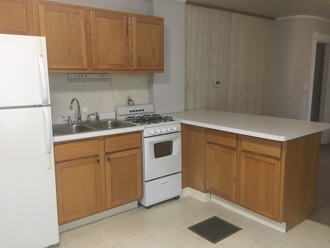 Kitchen - 103 E 8th St