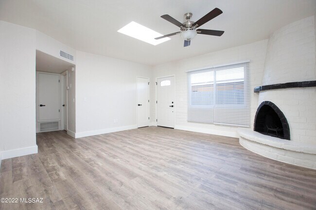 Building Photo - 4073 E Lee St