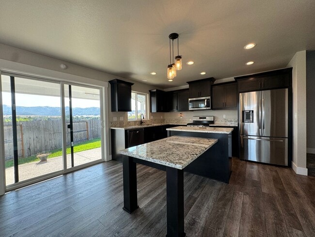 Building Photo - Beautiful 3 Bedroom 2 Story Home in Cul de...