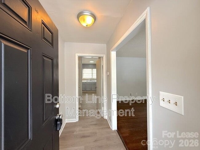 Foto del edificio - 907 Bannister Pl