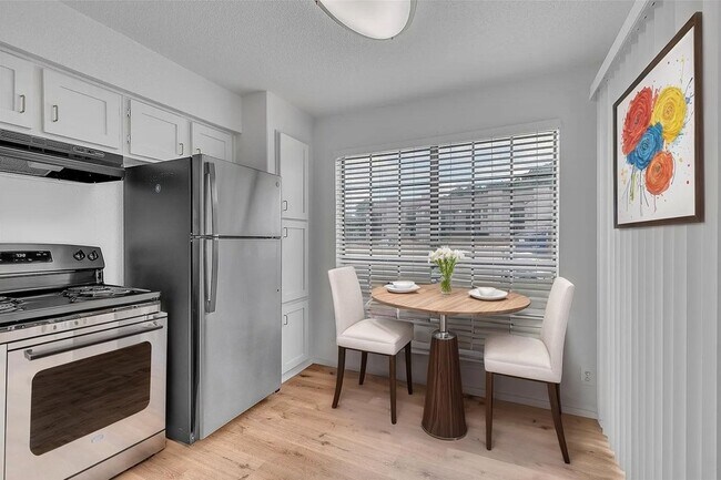 Foto del edificio - 6044 Stoneybrook Dr