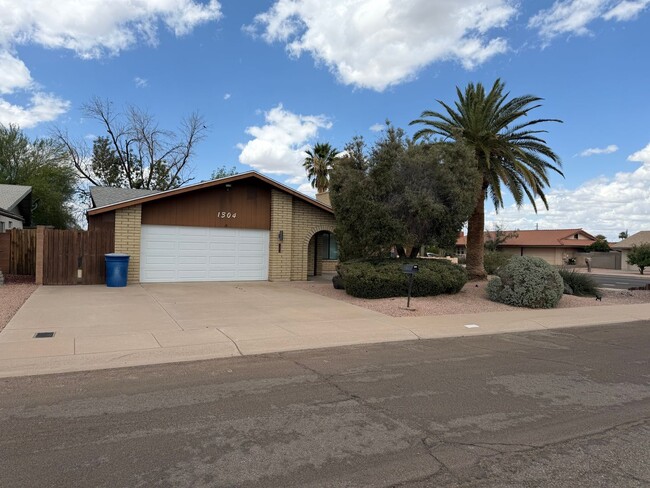 Building Photo - Beautiful 3bedroom/1.75 bathrooms, Corner Lot with RV Gate with Lush Backyard