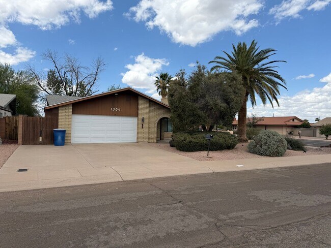 Foto del edificio - Beautiful 3bedroom/1.75 bathrooms, Corner Lot with RV Gate with Lush Backyard