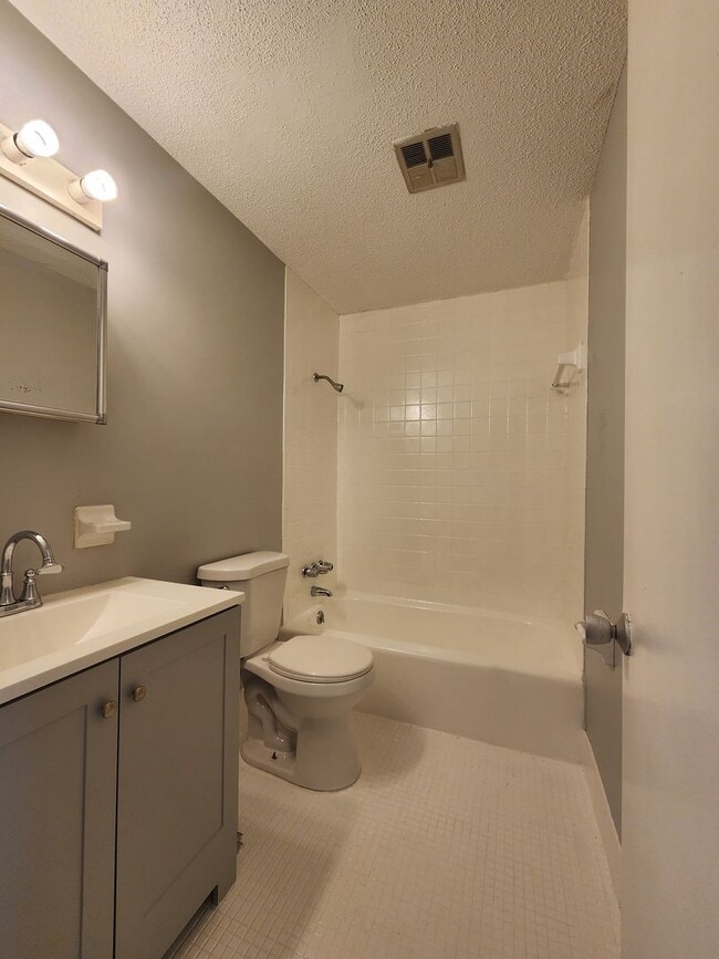 Building Photo - ** UNDER NEW MANAGEMENT **  1 Bedroom 1 Ba...