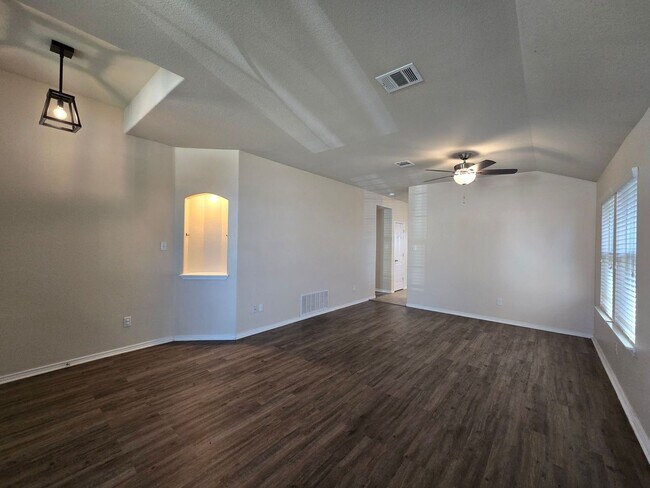 Foto del edificio - NEW IN MANAGEMENT - AVAILABLE NOW!