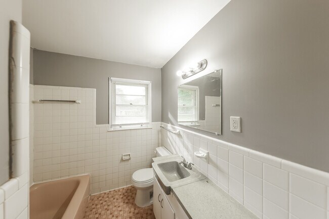 Building Photo - 1712 Longmeadow Dr