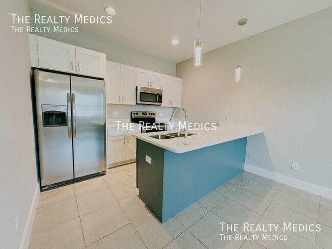 Building Photo - BEAUTIFUL 3 BEDROOM/2BATH DUPLEX!!