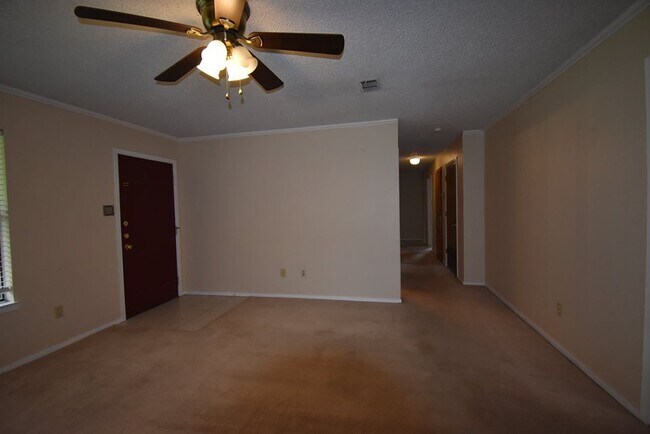 Building Photo - 401 N Neathery Ave