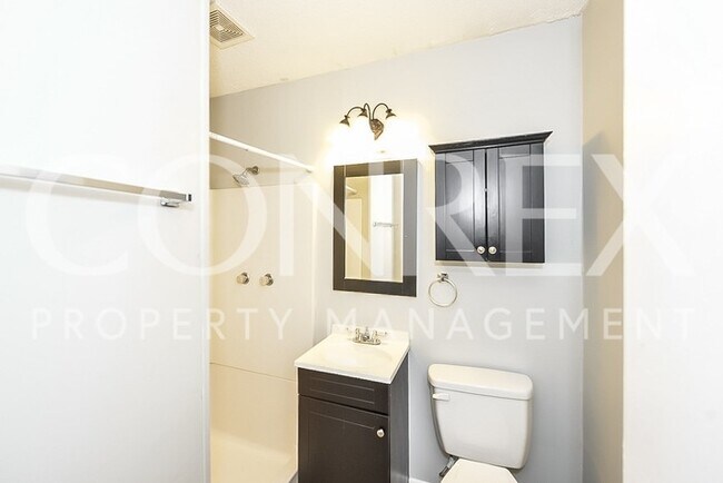 Building Photo - Lovely home centrally located!