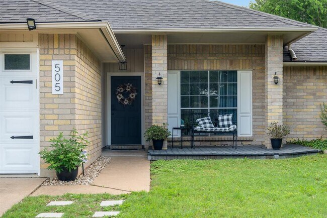 Building Photo - 505 Eaglecreek Dr