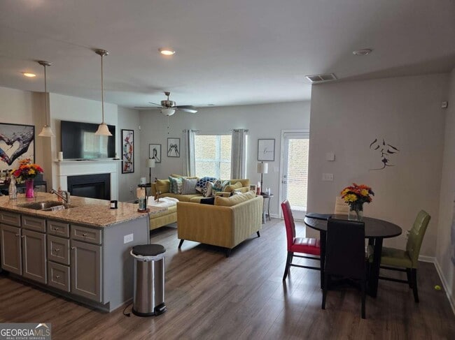 Foto del edificio - 7539 Knoll Hollow Rd