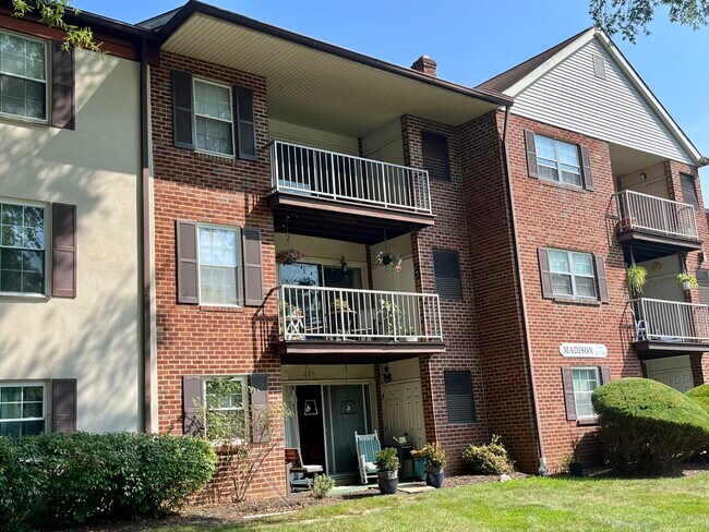 Building Photo - 447 Drummers Ln