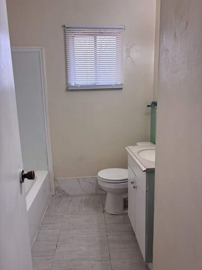 Foto del edificio - 1333 Woody Dr