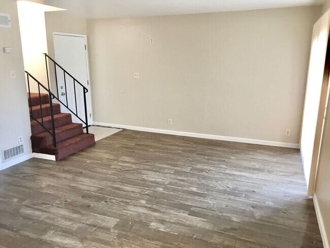 Building Photo - Nice 2 bed, 1.5 Bath Condo with Garage in ...