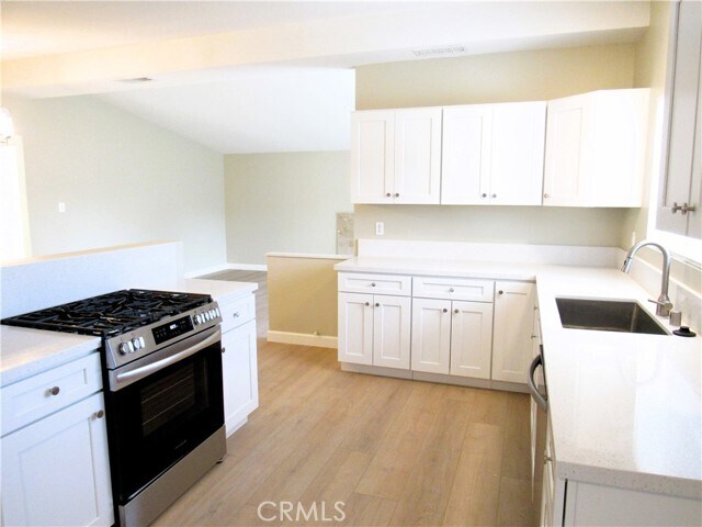 Foto del edificio - 7049 Fillmore Dr