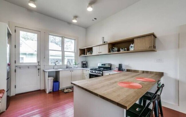Foto del edificio - Fully Renovated Southtown Home!