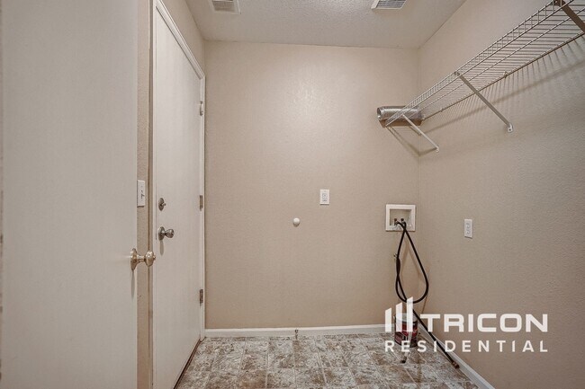 Foto del edificio - 1984 Dove Creek Cir