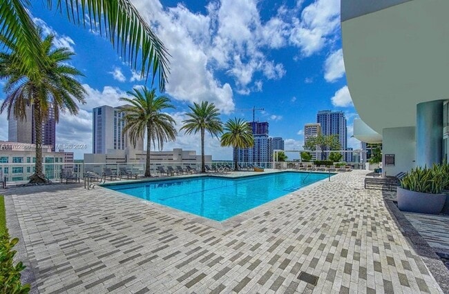 Foto del edificio - 215 N New River Dr E
