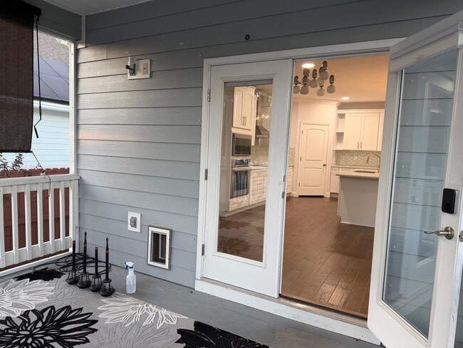 Foto del edificio - 590 Las Roblas Grande Dr