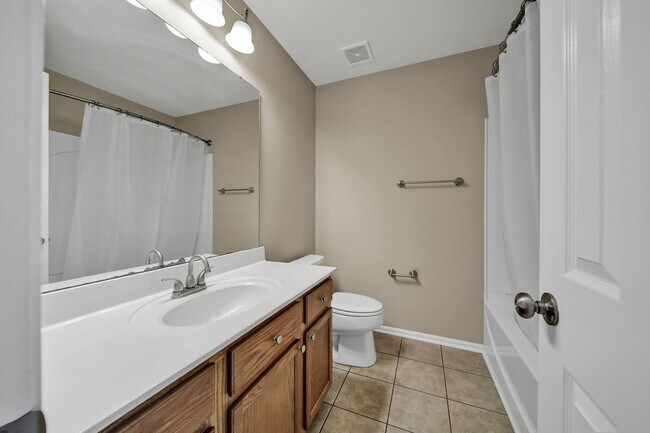 Foto del edificio - Lovely Two Bedroom Townhome With Bonus and...