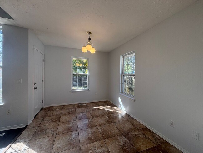 Foto del edificio - Beautiful 3 bedroom 2 bathroom 2 car garag...